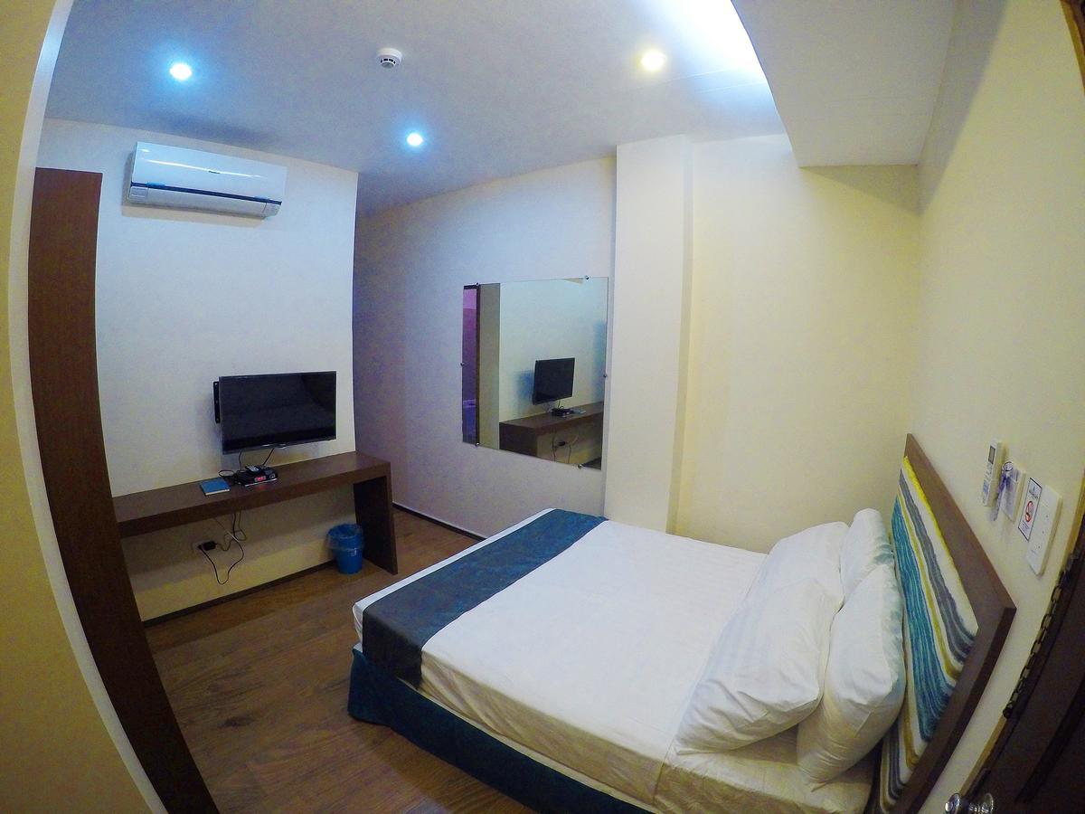 Golden Gate Suites Dumaguete City Zewnętrze zdjęcie